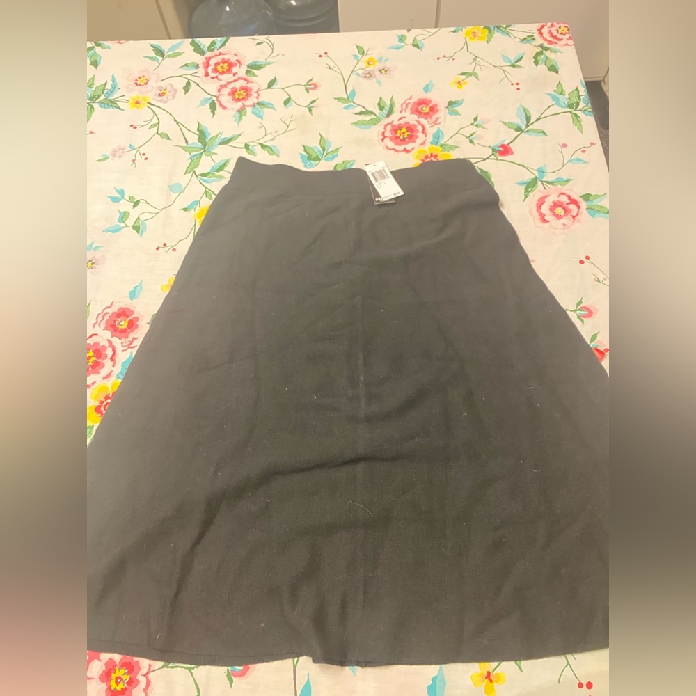 Black premier studios skirt Sz L NWT